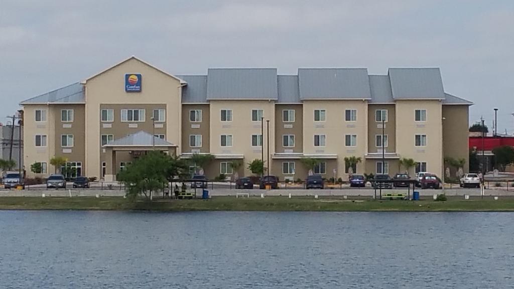 Comfort Inn & Suites Lakeside Eagle Pass Exterior photo